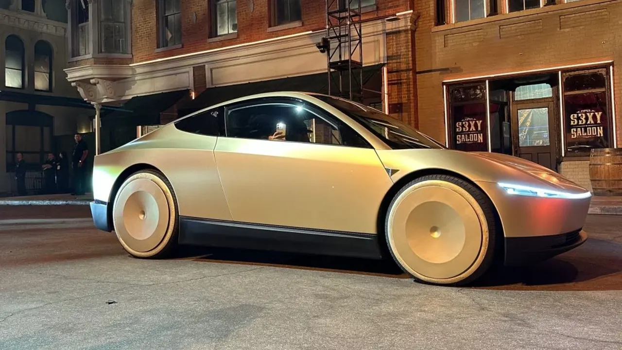 Robotaxi biplaza sin volante circulando por una calle de ciudad